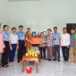 Đồng chí Bùi Thị Định, Ủy viên Ban Thường vụ Huyện ủy, Phó Chủ tịch HĐND huyện Thạch Thành thăm và trao tiền hỗ trợ hộ nghèo xây dựng nhà ở trên địa bàn xã Thành Tân